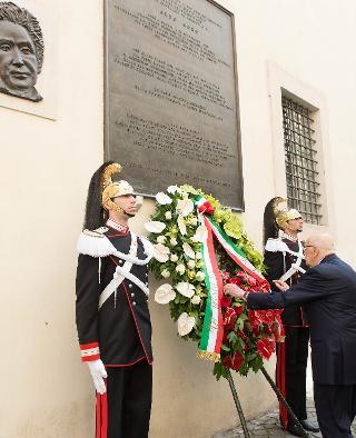 Il Presidente Giorgio Napolitano depone una corona di fiori sotto la lapide che ricorda il luogo del ritrovamento del corpo dell'On. Aldo Moro, nel trentacinquesimo anniversario dell'uccisione dello statista