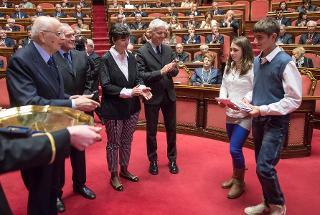 Il Presidente Giorgio Napolitano con a fianco il Presidente del Senato Pietro Grasso, il Ministro dell'Istruzione Maria Chiara Carrozza e il Ministro dei Beni Culturali Massimo Bray nel corso della consegna delle medaglie "Presidente della Repubblica" alle scuole vincitrici del concorso "Le buone pratiche: storia e memorie a scuola"