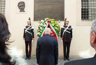 Il Presidente Giorgio Napolitano depone una corona di fiori sotto la lapide che ricorda il luogo del ritrovamento del corpo dell'On. Aldo Moro, nel trentacinquesimo anniversario dell'uccisione dello statista