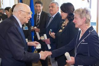 Il Presidente Giorgio Napolitano consegna l'onorificenza di Cavaliere dell'ordine "Al Merito della Repubblica" a Giovanna Maggiani Chelli, Presidente dell'Associazione tra i familiari delle Vittime di Via dei Georgofili