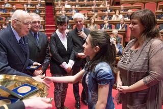 Il Presidente Giorgio Napolitano con a fianco il Presidente del Senato Pietro Grasso, il Ministro dell'Istruzione Maria Chiara Carrozza e il Ministro dei Beni Culturali Massimo Bray nel corso della consegna delle medaglie "Presidente della Repubblica" alle scuole vincitrici del concorso "Le buone pratiche: storia e memorie a scuola"