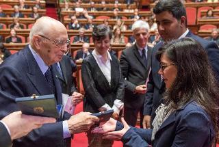 Il Presidente Giorgio Napolitano con a fianco il Presidente del Senato Pietro Grasso, il Ministro dell'Istruzione Maria Chiara Carrozza e il Ministro dei Beni Culturali Massimo Bray nel corso della consegna delle medaglie "Presidente della Repubblica" alle scuole vincitrici del concorso "Le buone pratiche: storia e memorie a scuola"