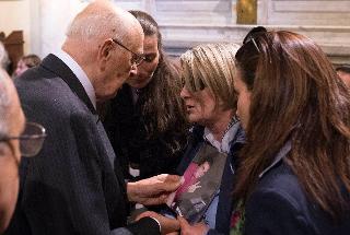 Il Presidente Giorgio Napolitano saluta i familiari delle vittime di Molo Giano
