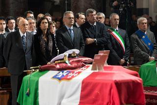 Il Presidente Giorgio Napolitano nel corso dei funerali solenni delle vittime di Molo Giano