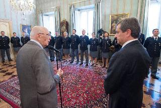 Il Presidente Giorgio Napolitano, con a fianco il Vice Direttore generale Vicario della Pubblica Sicurezza Alessandro Marangoni, rivolge il suo indirizzo di saluto in occasione del 161° anniversario della Costituzione Polizia