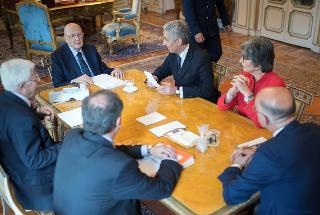 Il Presidente Giorgio Napolitano nel corso dell'incontro con Gaetano Quagliarello, Ministro per le Riforme Costituzionali, Anna Finocchiaro e Francesco Paolo Sisto, rispettivamente Presidente della Commissione Permanente Affari Costituzionali del Senato della Repubblica e della Camera dei deputati