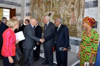 Il Presidente Giorgio Napolitano con i relatori della cerimonia per la "Giornata dell'Africa" promossa in occasione del 50° anniversario della fondazione dell'Organizzazione dell'Unità Africana