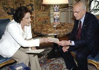 Il Presidente Giorgio Napolitano consegna a Donna Vittoria Leone una copia del discorso rivolto al Parlamento in seduta comune, nel giorno del suo insediamento