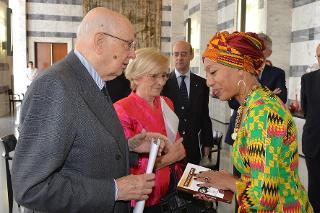 Il Presidente Giorgio Napolitano con la Sig.ra Samia Nkrumah, Presidente del Kwame Nkrumah Pan-African Center in occasione della "Giornata dell'Africa" per il 50° anniversario della fondazione dell'Organizzazione dell'Unità Africana