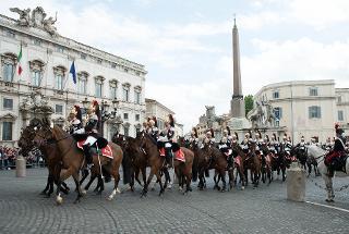 Cambio della Guardia solenne al Palazzo del Quirinale, con lo schieramento e lo sfilamento del Reggimento Corazzieri e della Fanfara del IV Reggimento Carabinieri a cavallo, in occasione della Festa della Repubblica
