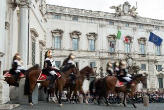 Cambio della Guardia solenne al Palazzo del Quirinale, con lo schieramento e lo sfilamento del Reggimento Corazzieri e della Fanfara del IV Reggimento Carabinieri a cavallo, in occasione della Festa della Repubblica