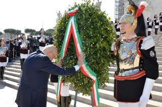 Il Presidente Giorgio Napolitano durante la deposizione di una corona d'alloro all'Altare della Patria, in occasione della Festa Nazionale della Repubblica