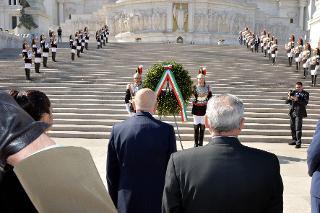 Il Presidente Giorgio Napolitano durante la deposizione di una corona d'alloro all'Altare della Patria, in occasione della Festa Nazionale della Repubblica