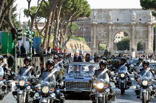 Il Presidente Giorgio Napolitano nel corso della rassegna alle truppe schierate per la Rivista militare, in occasione della Festa Nazionale della Repubblica