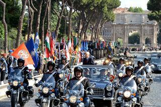 Il Presidente Giorgio Napolitano nel corso della rassegna alle truppe schierate per la Rivista militare, in occasione della Festa Nazionale della Repubblica