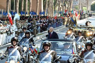 Il Presidente Giorgio Napolitano nel corso della rassegna alle truppe schierate per la Rivista militare, in occasione della Festa Nazionale della Repubblica