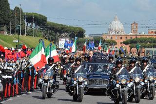 Il Presidente Giorgio Napolitano nel corso della rassegna alle truppe schierate per la Rivista militare, in occasione della Festa Nazionale della Repubblica