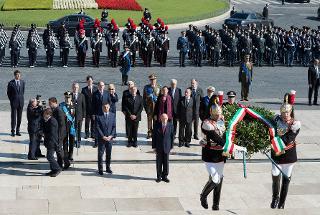 Il Presidente Giorgio Napolitano durante la deposizione di una corona d'alloro all'Altare della Patria, in occasione della Festa Nazionale della Repubblica