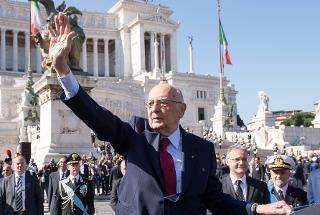 Il Presidente Giorgio Napolitano al termine della deposizione di una corona d'alloro all'Altare della Patria, in occasione della Festa Nazionale della Repubblica