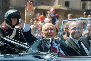 Il Presidente Giorgio Napolitano con il Ministro della Difesa Mario Mauro a bordo della "Flaminia" lascia via dei Fori Imperiali al termine della rivista militare