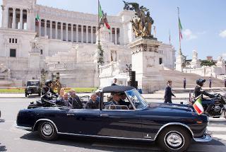 Il Presidente Giorgio Napolitano a bordo della "Flaminia" lascia via dei Fori Imperiali al termine della rivista militare