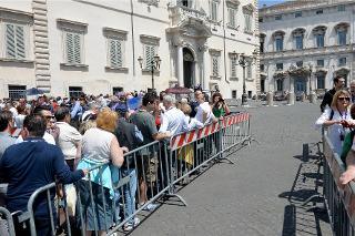 Gente in attesa di entrare nei Giardini del Quirinale in occasione dell'apertura al pubblico per la Festa Nazionale della Repubblica