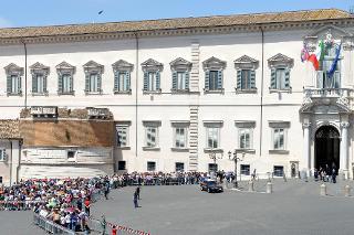 Gente in attesa di entrare al Quirinale per l'apertura al pubblico dei Giardini per la Festa Nazionale della Repubblica