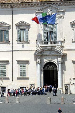 Gente in attesa di entrare al Quirinale per l'apertura al pubblico dei Giardini per la Festa Nazionale della Repubblica