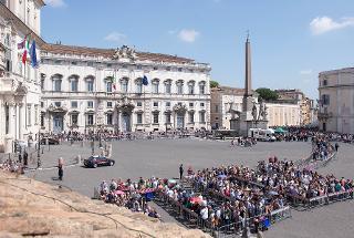 Il pubblico in attesa di entrare al Palazzo del Quirinale in occasione della Festa della Repubblica