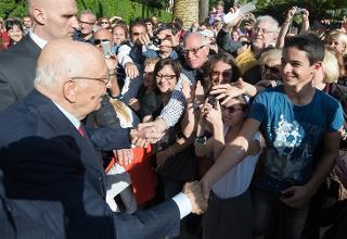 Il Presidente Giorgio Napolitano saluta il pubblico in visita ai giardini del Palazzo del Quirinale in occasione della Festa della Repubblica