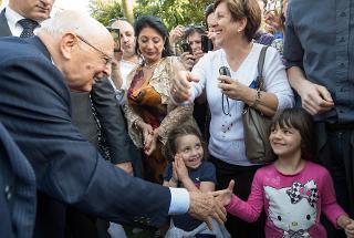Il Presidente Giorgio Napolitano saluta il pubblico in visita ai giardini del Palazzo del Quirinale in occasione della Festa della Repubblica