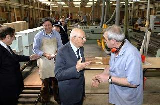 Il Presidente Giorgio Napolitano durante la visita al reparto falegnameria del carcere di Rebibbia