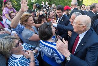Il Presidente Giorgio Napolitano saluta il pubblico in visita ai giardini del Palazzo del Quirinale in occasione della Festa della Repubblica