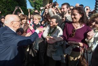 Il Presidente Giorgio Napolitano saluta il pubblico in visita ai giardini del Palazzo del Quirinale in occasione della Festa della Repubblica