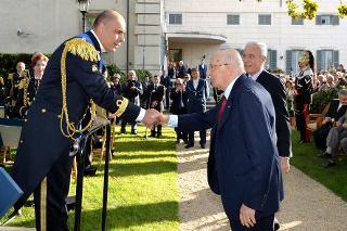 Il Presidente Giorgio Napolitano al termine del concerto eseguito dalla Banda della Marina Militare saluta il maestro in occasione dell'apertura al pubblico dei Giardini del Quirinale per la Festa Nazionale della Repubblica,
