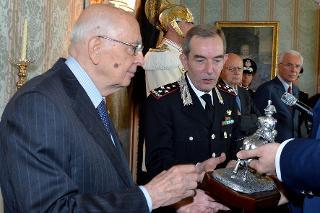 Il Presidente Giorgio Napolitano riceve dal Gen. C..A. Leonardo Gallitelli, Comandante Generale dell'Arma dei Carabinieri, una statuetta per il 199° annivesario della Costituzione dell'Arma