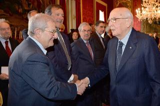 ll Presidente Giorgio Napolitano saluta i componenti la Commissione per le Riforme Costituzionali, al termine della cerimonia