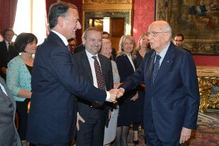 Il Presidente Giorgio Napolitano saluta i componenti la Commissione per le Riforme Costituzionali, al termine della cerimonia. Nella foto con l'on. Dott. Franco Frattini