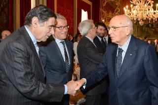 Il Presidente Giorgio Napolitano saluta i componenti la Commissione per le Riforme Costituzionali, al termine della cerimonia. Nella foto con il Prof. Francesco D'Onofrio