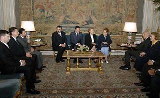Il Presidente con la moglie Clio ed i familiari dei componenti la scorta dell'On. Aldo Moro, uccisi nell'attentato di Via Fani