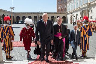 Il Presidente Giorgio Napolitano con il Prefetto della Casa Pontificia S.E. Monsignor Georg Ganswein al suo arrivo al Cortile di San Damaso