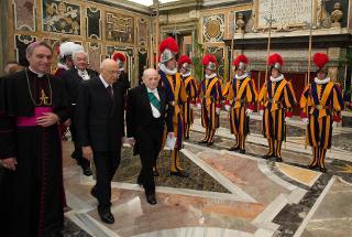 Il Presidente Giorgio Napolitano attraversa la Sala Clementina poco prima dell'incontro con S.S. Francesco