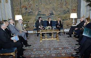 Il Presidente Giorgio Napolitano con la moglie Clio, durante l'incontro con alcuni rappresentanti delle Associazioni parenti delle vittime del terrorismo
