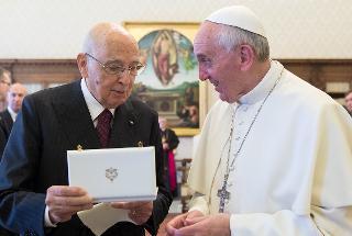 Il Presidente Giorgio Napolitano e S.S. Francesco durante lo scambio dei doni