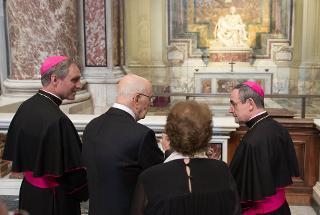 Il Presidente Giorgio Napolitano sosta dinanzi alla &quot;Pietà&quot; di Michelangelo