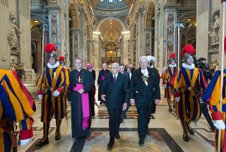 Il Presidente Giorgio Napolitano accompagnato dal Prefetto della Casa Pontificia S.E. Monsignor Georg Ganswein lascia la Basilica di San Pietro al termine della visita ufficiale a S.S. Francesco