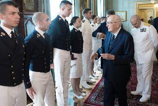 Il Presidente Giorgio Napolitano saluta una rappresentanza di Allievi degli Istituti di Formazione della Marina