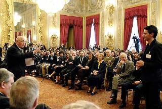 Il Presidente Giorgio Napolitano, risponde alle domande degli studenti sull'Europa in occasione dell'incontro con i vincitori del concorso &quot;L'Europa alla lavagna&quot;