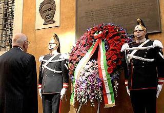 Il Presidente Giorgio Napolitano in raccoglimento davanti alla lapide che ricorda l'On. Aldo Moro in via Caetani