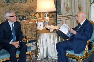 Il Presidente Giorgio Napolitano nel corso dell'incontro con il Prof. Giovanni Pitruzzella, Presidente dell'Autorità Garante della Concorrenza e del Mercato